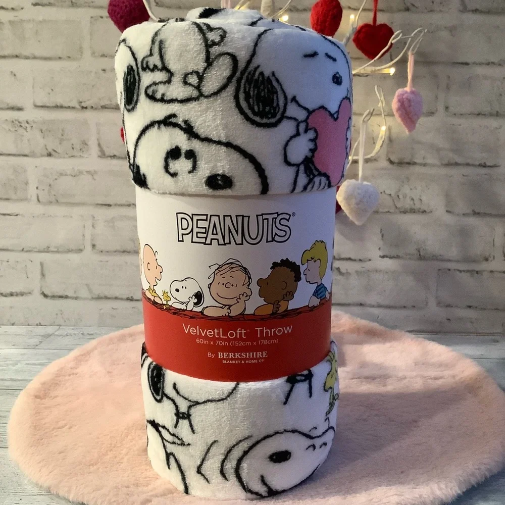 PEANUTS Snoopy & Woodstock Chuckle & Heart Throw
